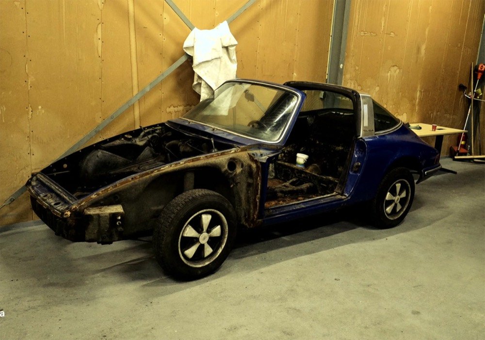 Klassieke Porsche 911 Targa volledig gestript voor restauratie