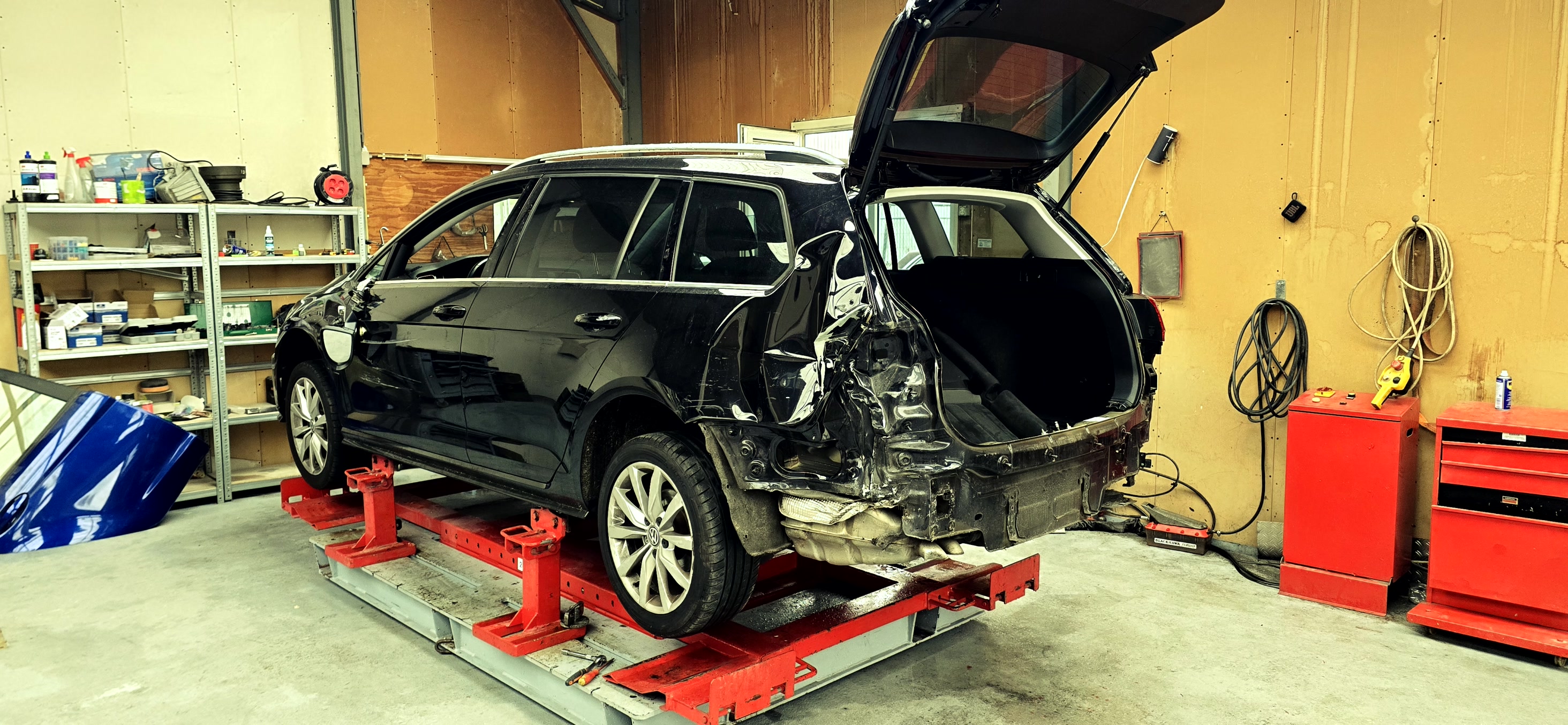 Achterzijde uitdeuken en spotrepair